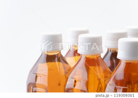色々な種類のお茶のペットボトルのクローズアップ 色々な種類のお茶のペットボトルのクローズアップ 119309301