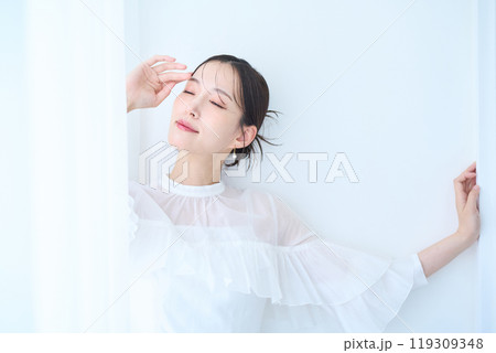 白いイメージの女性 119309348