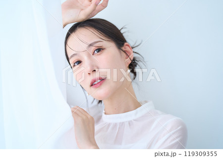 白いイメージの女性 白いイメージの女性 119309355