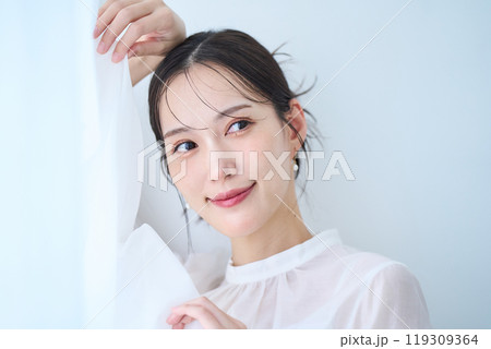 白いイメージの女性 白いイメージの女性 119309364