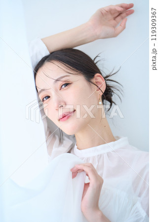 白いイメージの女性 119309367