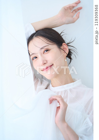 白いイメージの女性 白いイメージの女性 119309368