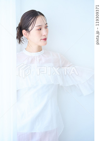 白いイメージの女性 白いイメージの女性 119309371