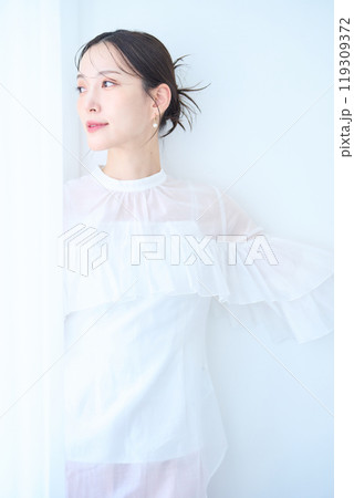 白いイメージの女性 白いイメージの女性 119309372