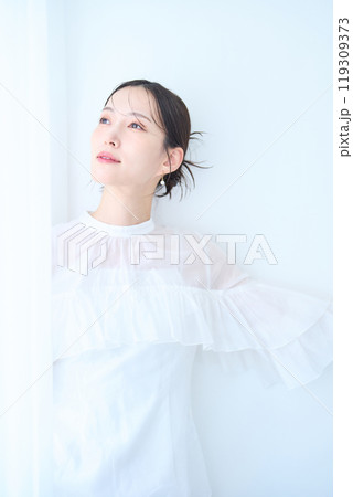 白いイメージの女性 白いイメージの女性 119309373