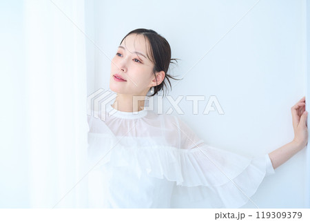 白いイメージの女性 白いイメージの女性 119309379