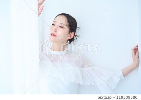 白いイメージの女性 白いイメージの女性 119309380