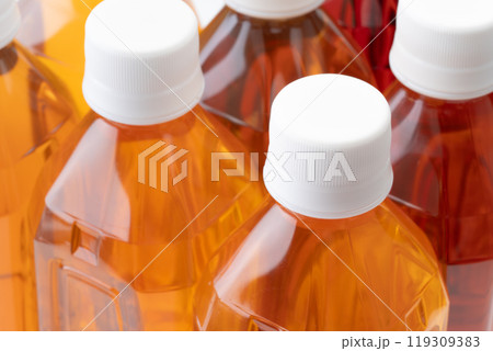 色々な種類のお茶のペットボトルのクローズアップ 119309383