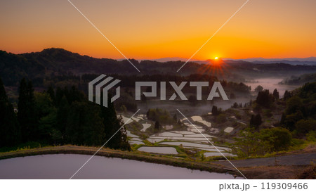 新潟県十日町市の星峠の夜明け、棚田の原風景 新潟県十日町市の星峠の夜明け、棚田の原風景 119309466