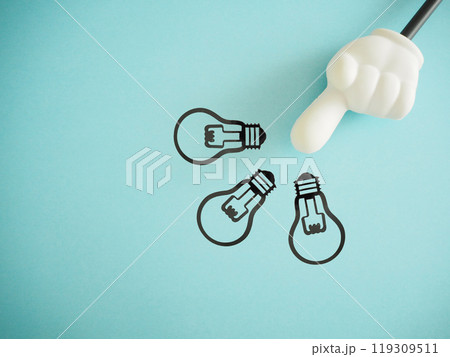 電球と指差し棒 アイデア コピースペース 電球と指差し棒 アイデア コピースペース 119309511