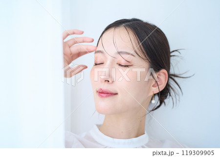 白いイメージの女性 白いイメージの女性 119309905