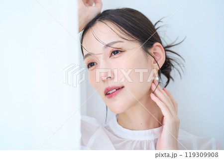 白いイメージの女性 119309908