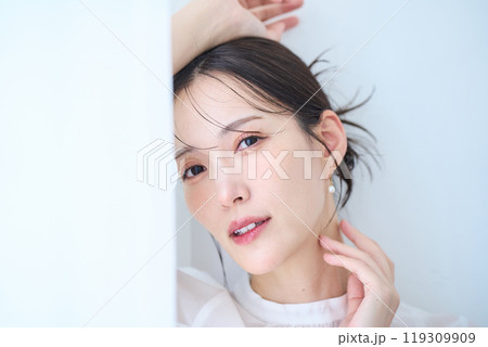 白いイメージの女性 白いイメージの女性 119309909