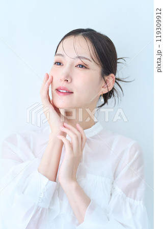 白いイメージの女性 119309912