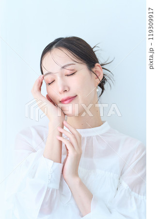 白いイメージの女性 白いイメージの女性 119309917