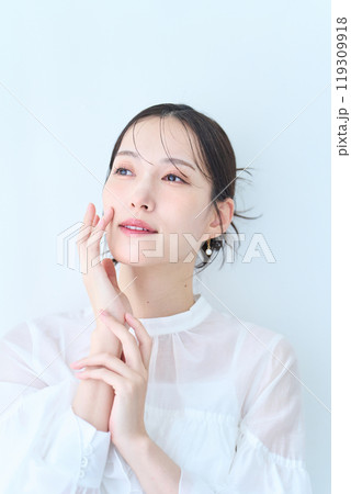 白いイメージの女性 白いイメージの女性 119309918