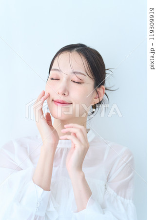 白いイメージの女性 119309919