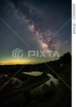 新潟県十日町市、星峠に天の川銀河、雪解けの棚田の原風景 119309930