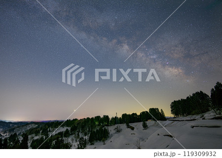 新潟県十日町市の雪の星峠に天の川銀河、棚田の原風景 新潟県十日町市の雪の星峠に天の川銀河、棚田の原風景 119309932
