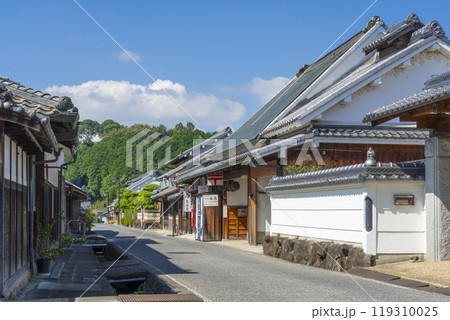 飛鳥坐神社前に残る古い街並み 宿場町を思わせる佇まい 飛鳥坐神社前に残る古い街並み 宿場町を思わせる佇まい 119310025