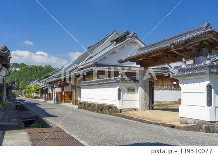 飛鳥坐神社前に残る古い街並み 宿場町を思わせる佇まい 飛鳥坐神社前に残る古い街並み 宿場町を思わせる佇まい 119310027