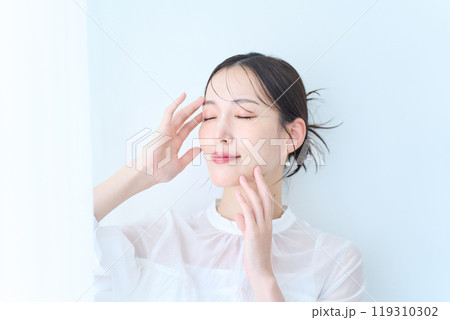 白いイメージの女性 119310302