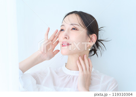 白いイメージの女性 119310304