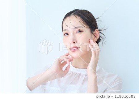白いイメージの女性 119310305