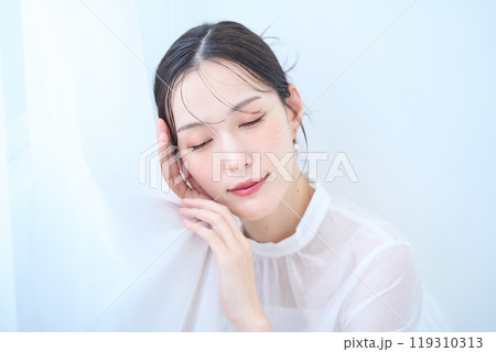 白いイメージの女性 白いイメージの女性 119310313