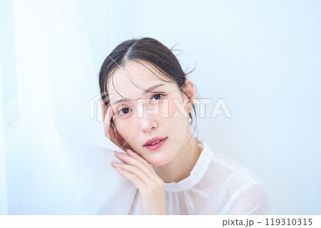 白いイメージの女性 白いイメージの女性 119310315