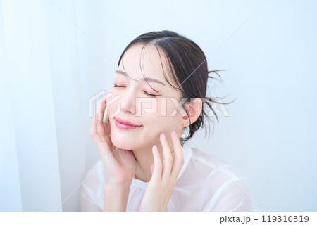 白いイメージの女性 白いイメージの女性 119310319