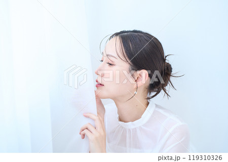 白いイメージの女性 119310326