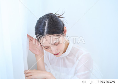 白いイメージの女性 119310329