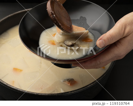 粕汁をおたまでお椀に盛り付ける 119310764