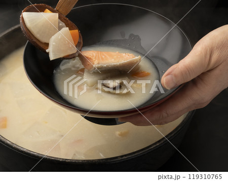 粕汁をおたまでお椀に盛り付ける 119310765