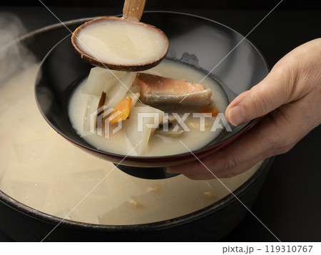 粕汁をおたまでお椀に盛り付ける 粕汁をおたまでお椀に盛り付ける 119310767