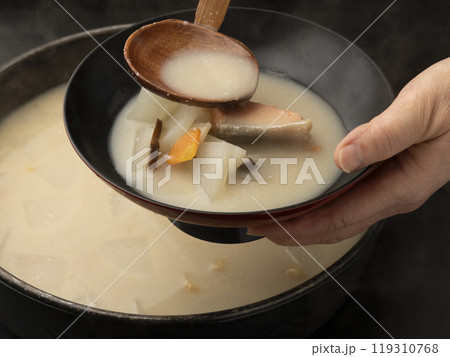 粕汁をおたまでお椀に盛り付ける 119310768