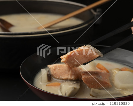 粕汁　ゆげのたった粕汁を箸で持ち上げる 119310820