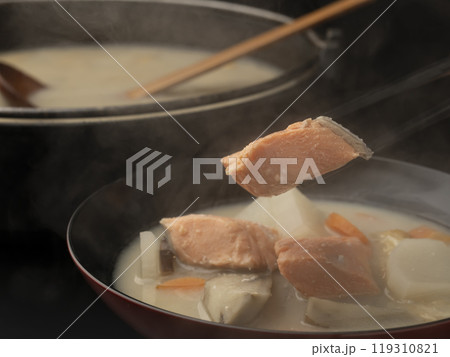 粕汁　ゆげのたった粕汁を箸で持ち上げる 119310821