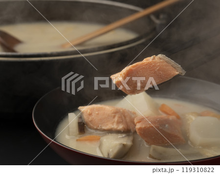 粕汁 ゆげのたった粕汁を箸で持ち上げる 粕汁 ゆげのたった粕汁を箸で持ち上げる 119310822