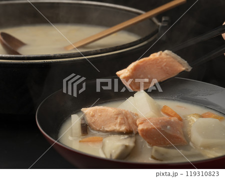粕汁　ゆげのたった粕汁を箸で持ち上げる 119310823