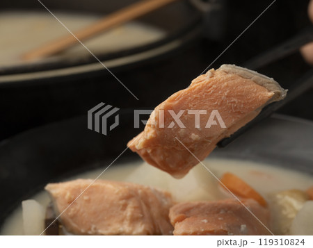 粕汁　ゆげのたった粕汁を箸で持ち上げる 119310824