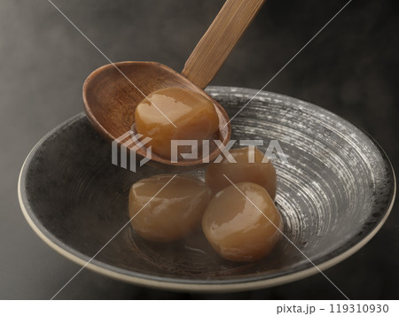 玉こんにゃくの煮物 器に盛り付ける 玉こんにゃくの煮物 器に盛り付ける 119310930