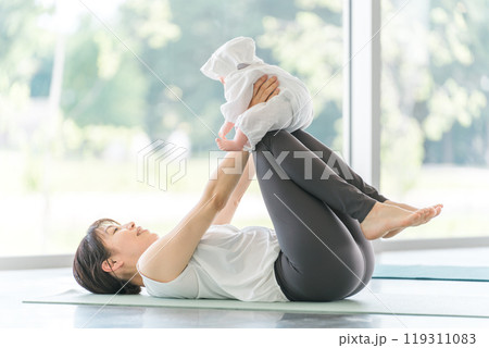 ヨガウェアを着てベビーヨガをするアジア人女性 ヨガウェアを着てベビーヨガをするアジア人女性 119311083