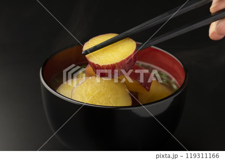 さつま芋の味噌汁 さつまいもを箸で持ち上げる さつま芋の味噌汁 さつまいもを箸で持ち上げる 119311166