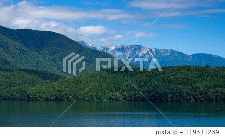 晴天の空と青木湖 北アルプスの山並み 長野県大町市 晴天の空と青木湖 北アルプスの山並み 長野県大町市 119311239