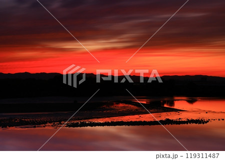 夕焼けに染まる北上川 119311487