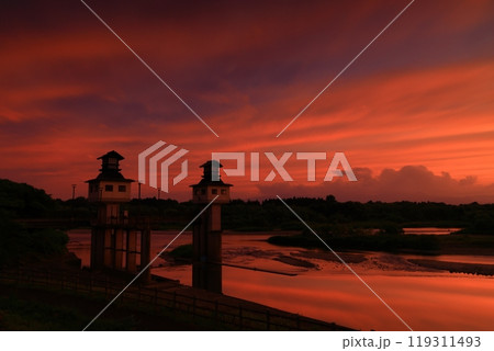 夕焼けに染まる北上川 119311493