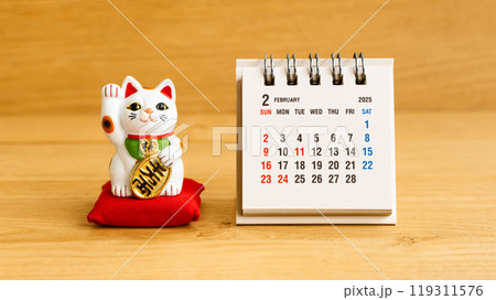 2025年2月カレンダーと招き猫 日本の開運日カレンダーイメージ素材 2025年2月カレンダーと招き猫 日本の開運日カレンダーイメージ素材 119311576