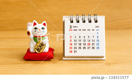 2025年3月カレンダーと招き猫　日本の開運日カレンダーイメージ素材 119311577